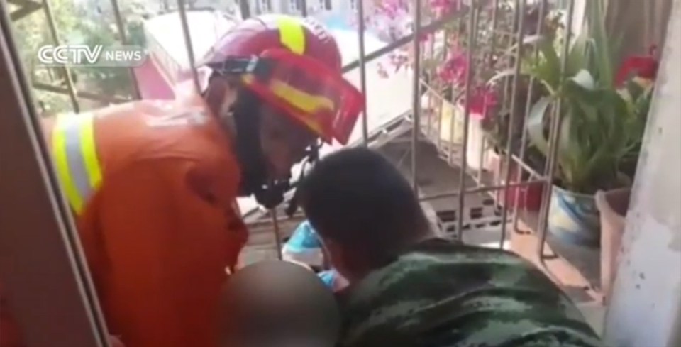  According to CCTV, the child was playing on the balcony when he fell