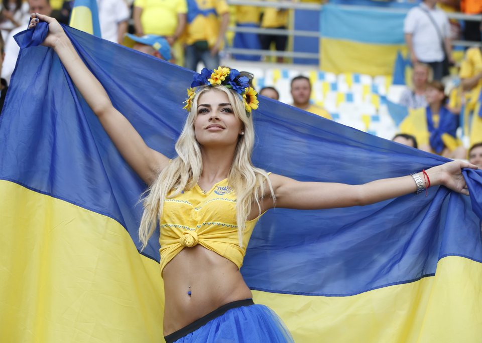  Fan flies flag for the Ukrainians in cropped top and skirt