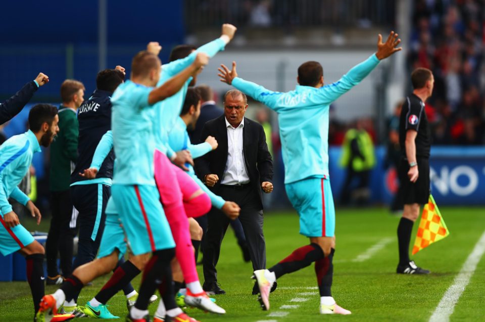  Fatih Terim and the Turkey bench celebrate the opening goal