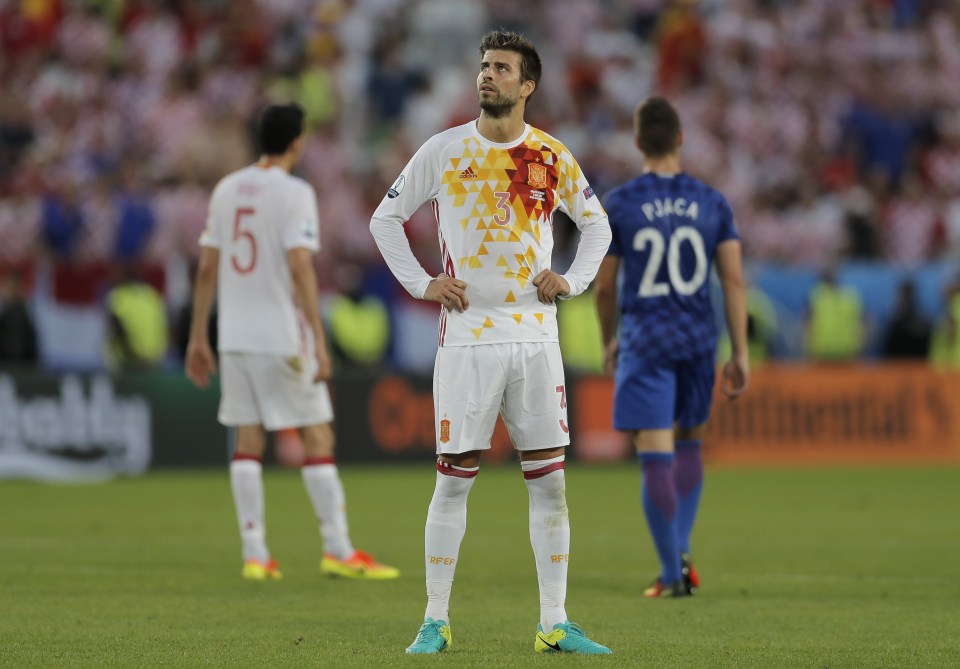  Gerard Pique looks dejected after Spain lost to Croatia