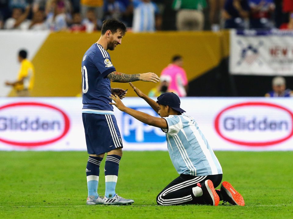  A pitch invader ran to Messi to take a picture and get his autograph - as well as bow