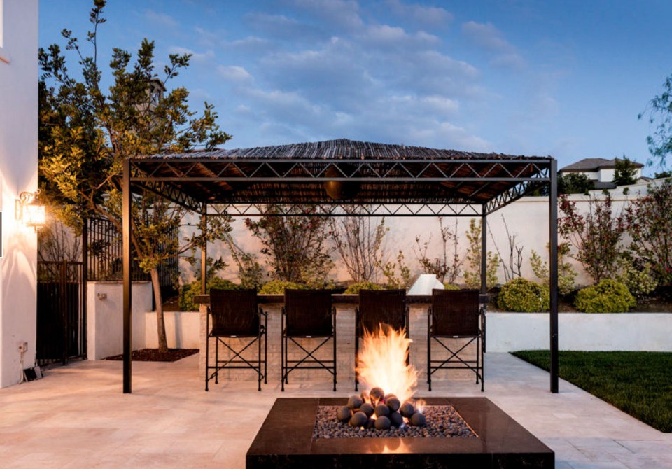  A BBQ bar overlooking the outdoor pool