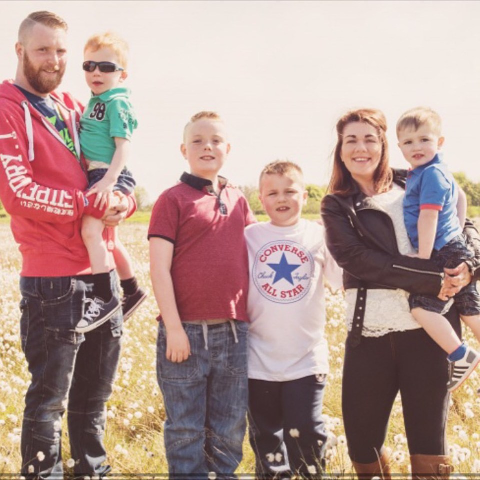  Mellissa after the weight loss with her husband James, and sons Dylan, Daniel, Kyle and Ethan