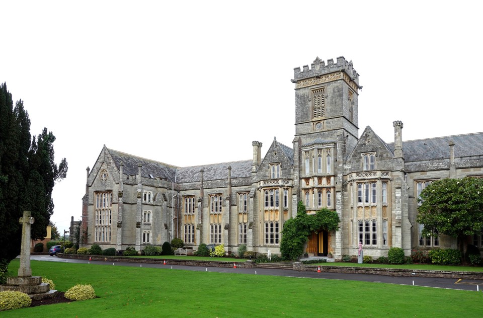  Queen's College ... head confronted over 'inappropriate adult relationships'