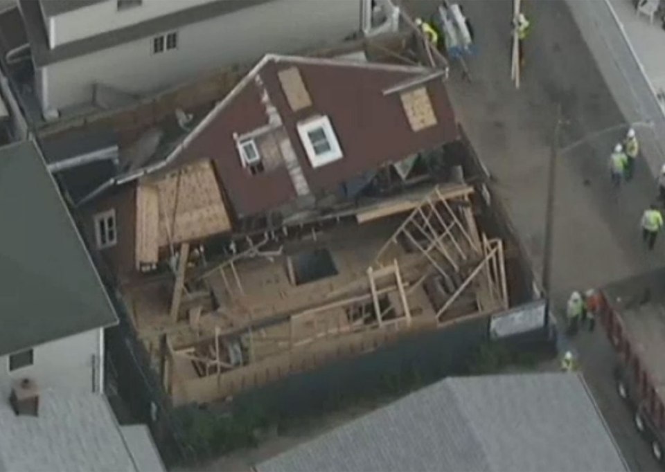 House collapses in Brooklyn, New York 