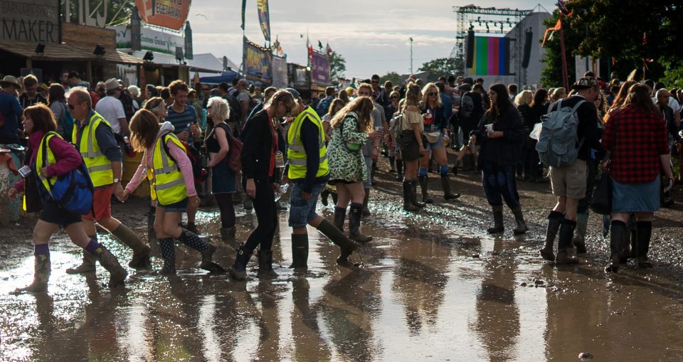 epa05387826 Festival goer's walk through mud at the Glastonbury Festival of Contemporary Performing Arts 2016, held at Worthy Farm, near Pilton, Somerset, Britain, 24 June 2016. The outdoor festival runs from 22 to 26 June. EPA/ANDREW COWIE