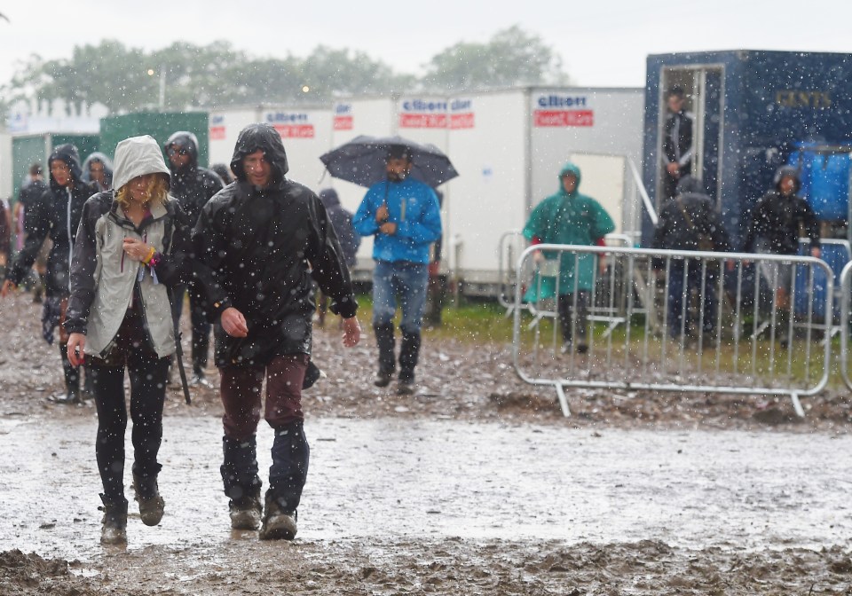 Picture Shows: General View, GV June 24, 2016 Festival goers seen in the rain at Glastonbury Festival at Worthy Farm in Glastonbury, Somerset, England. Non Exclusive WORLDWIDE RIGHTS Pictures by : FameFlynet UK ¿ 2016 Tel : +44 (0)20 3551 5049 Email : info@fameflynet.uk.com