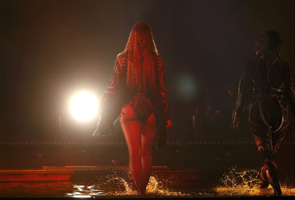  Beyoncé strutted onto the stage with her troupe of dancers