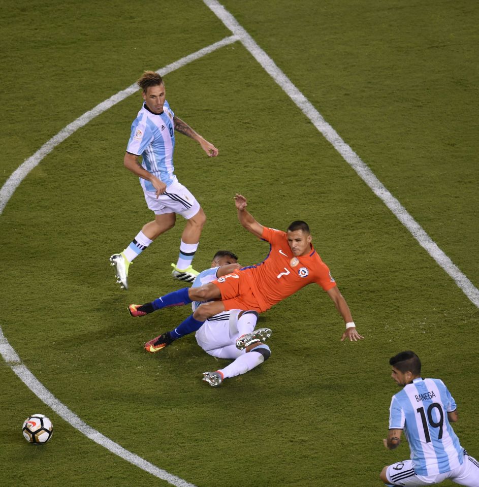 Alexis Sanchez is tackled by Gabriel Mercado in the edge of the area