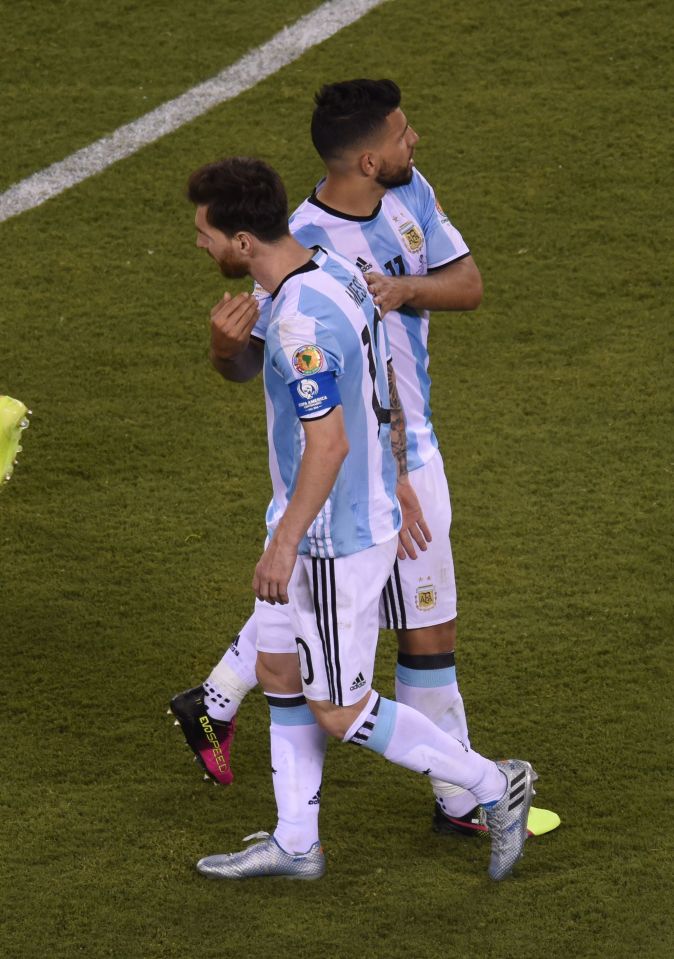  Aguero tries to console Messi at full time