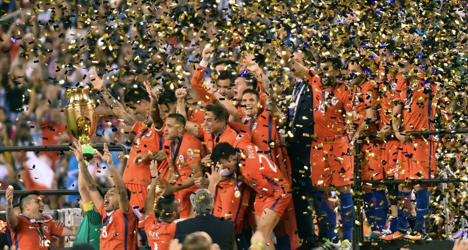 Claudio Bravo hoists the trophy aloft after Chile's dramatic win in New Jersey on Sunday