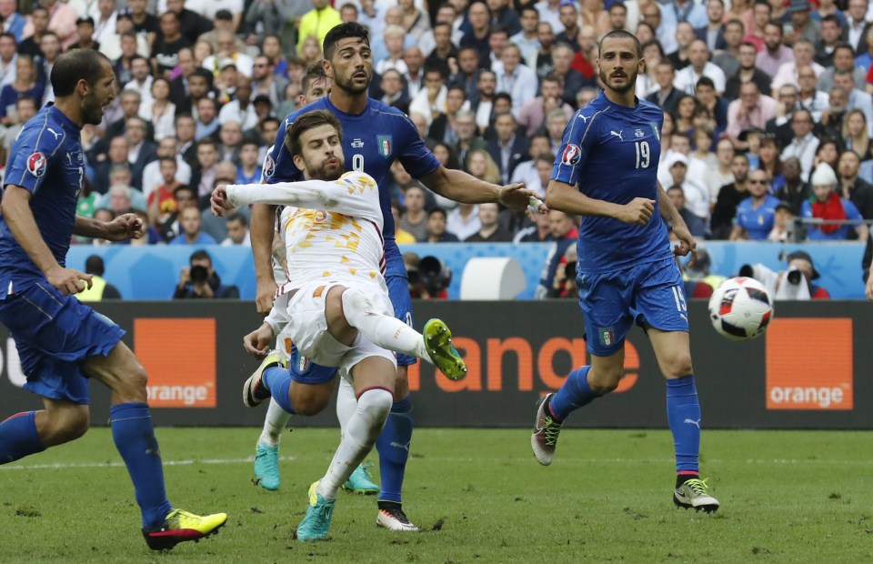  Gerard Pique misses a late chance to equalise for Spain against Italy