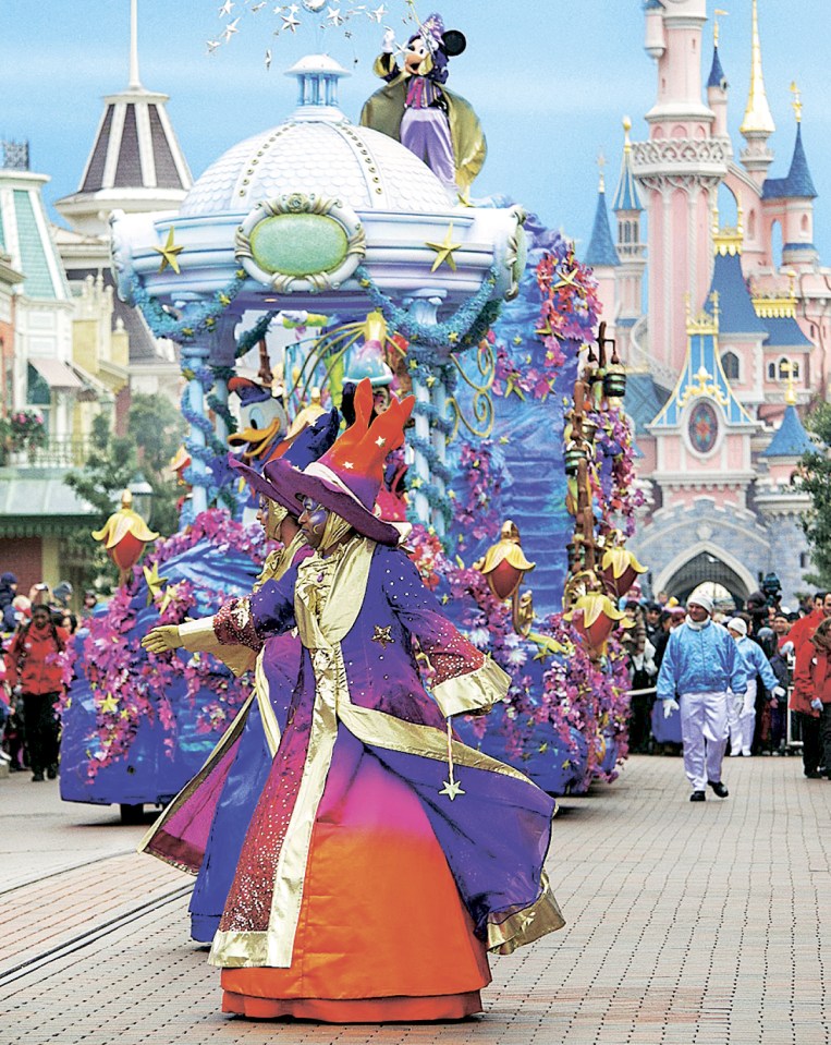  Got a little one and a teen? Split up when the 5pm Disney Parade is on and the queues for the big rides disappear