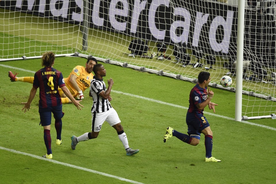 Barcelona's Uruguayan forward Luis Suarez (R) scores during the UEFA Champions League Final football match between Juventus Torino and FC Barcelona at the Olympic Stadium in Berlin on June 6, 2015. AFP PHOTO / ODD ANDERSEN (Photo credit should read ODD ANDERSEN/AFP/Getty Images)