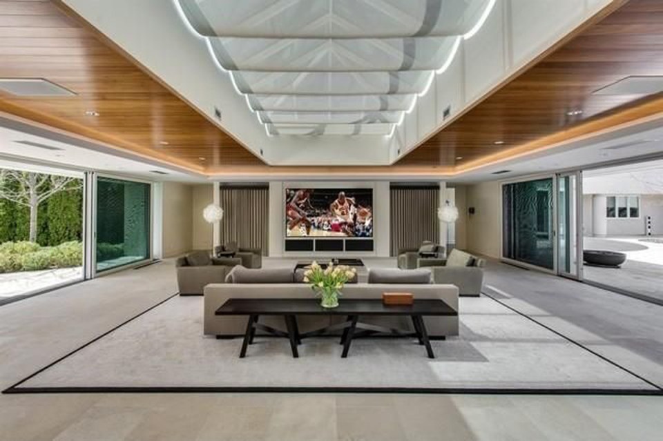  Jordan's home, which has been on the market for four years, has a beautiful open plan living room