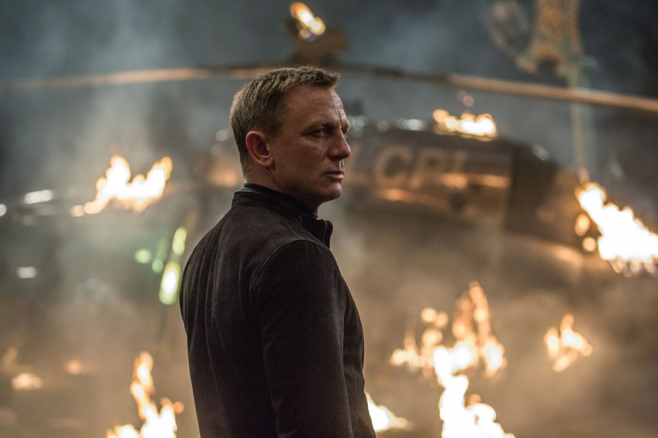  Bond surveys more wreckage in Spectre