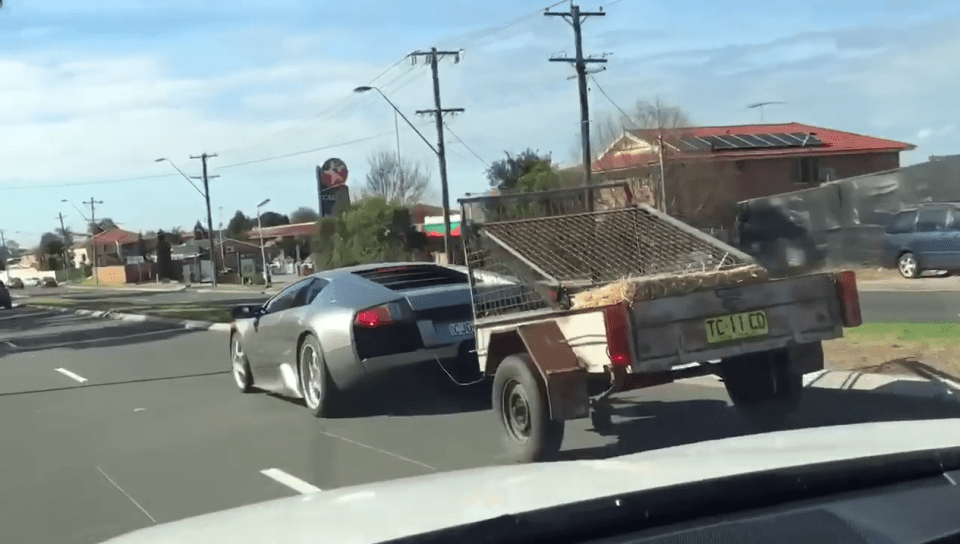  The bemused cameraman drove alongside the vehicle for several minutes