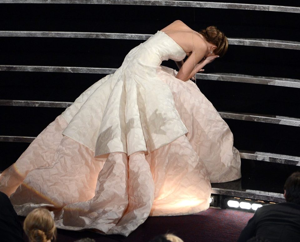  Jennifer trips while going to collect her Oscar