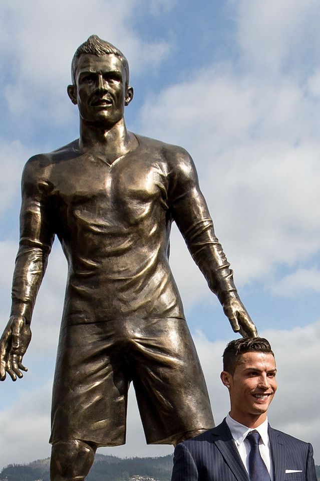  Cristiano Ronaldo poses in front of the statue of him in Madeira