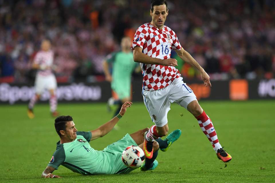 Portugal's defender Fonte (L) vies with Croatia's forward Nikola Kalinic during the round of sixteen football match Croatia against Portugal of the Euro 2016 football tournament, on June 25, 2016 at the Bollaert-Delelis stadium in Lens. / AFP PHOTO / FRANCISCO LEONGFRANCISCO LEONG/AFP/Getty Images