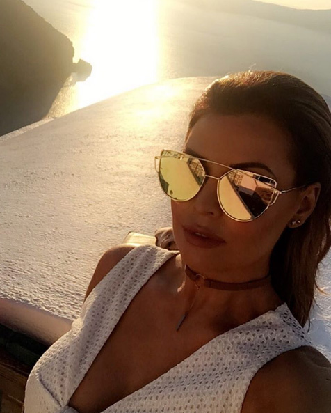  Jessica Wright snaps a sultry sunset selfie from Santorini