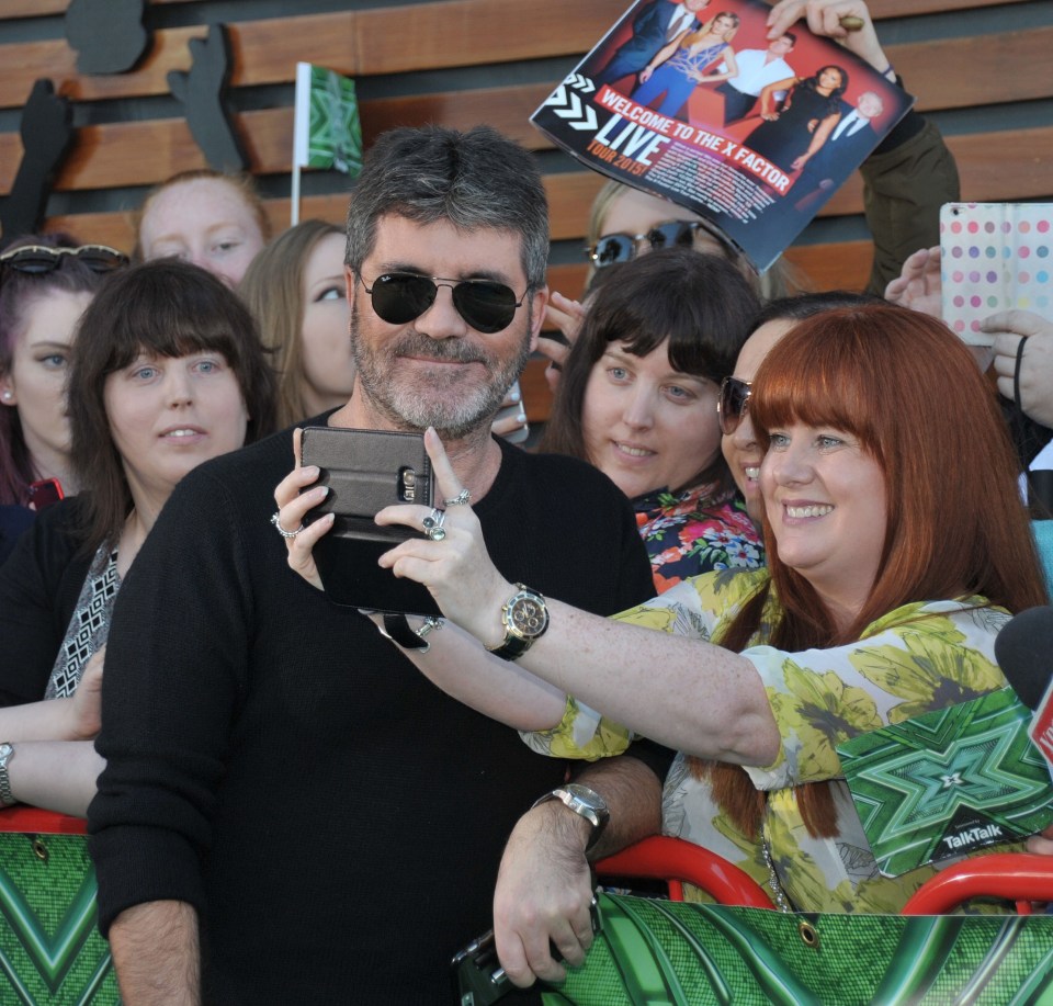  Simon took selfies with the Irish fans