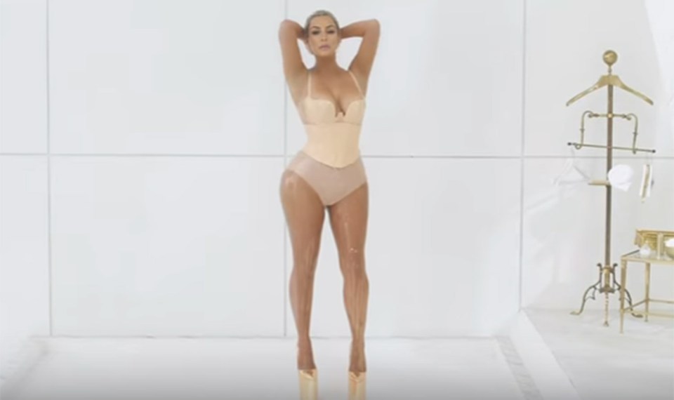 Her bum looks all real in the new MILF-themed pop promo