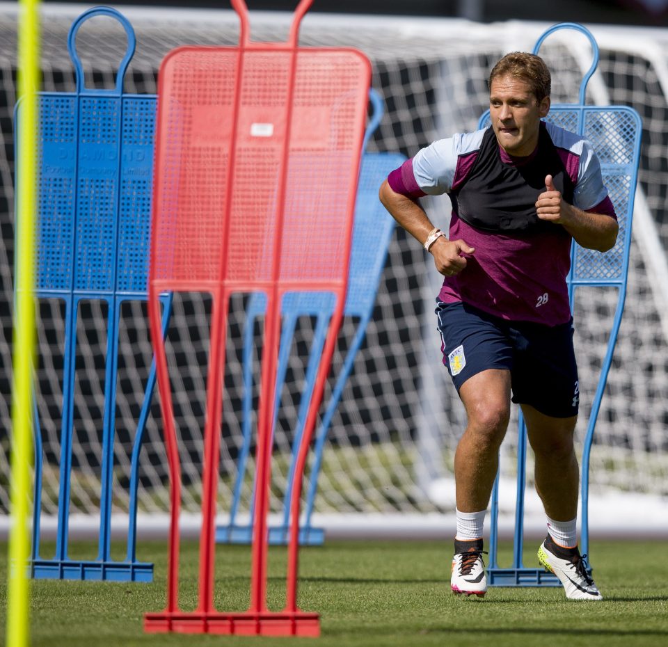  Stiliyan Petrov trained with Villa throughout the summer