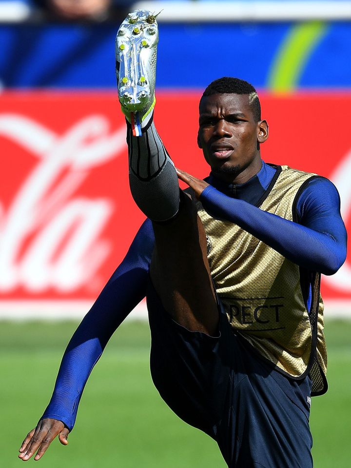  Manchester United are optimistic they can clinch the signing of Paul Pogba