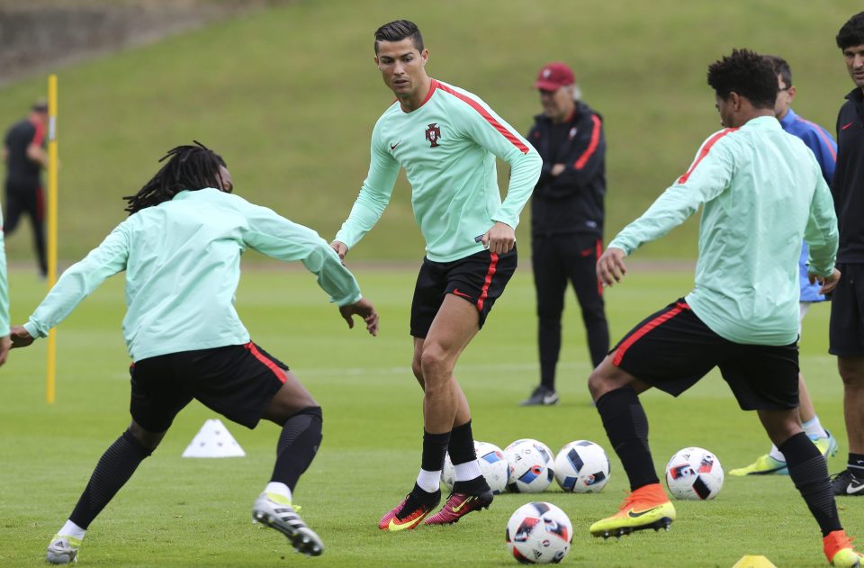  Cristiano Ronaldo in the thick of the Portuguese training stint