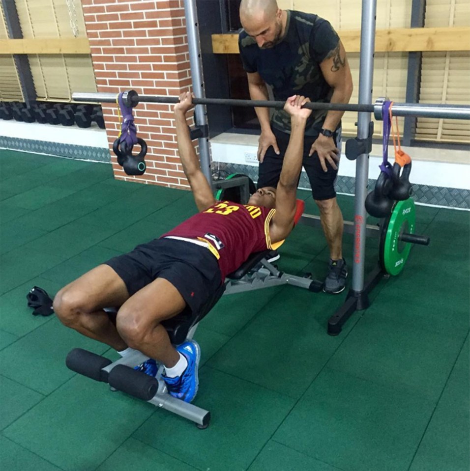  Marcus Rashford posted more admirable pics of working out in a gym in Dubai