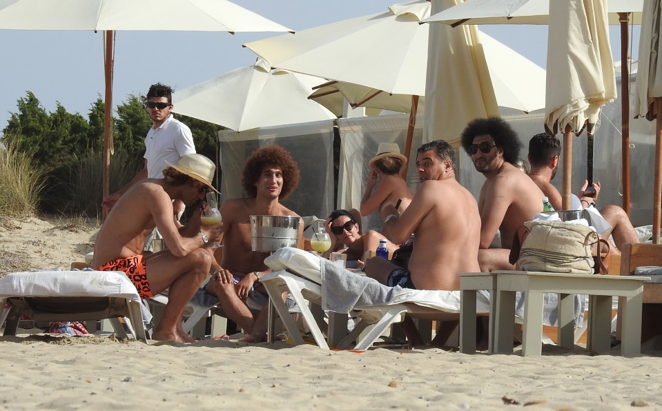  Fellaini was also drinking what appear to be cocktails with friends