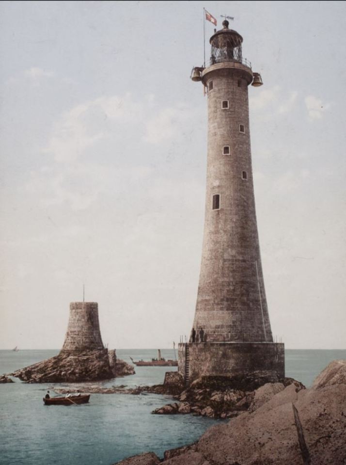 This photo, taken between 1889 and 1911, depicts a lighthouse in Plymouth