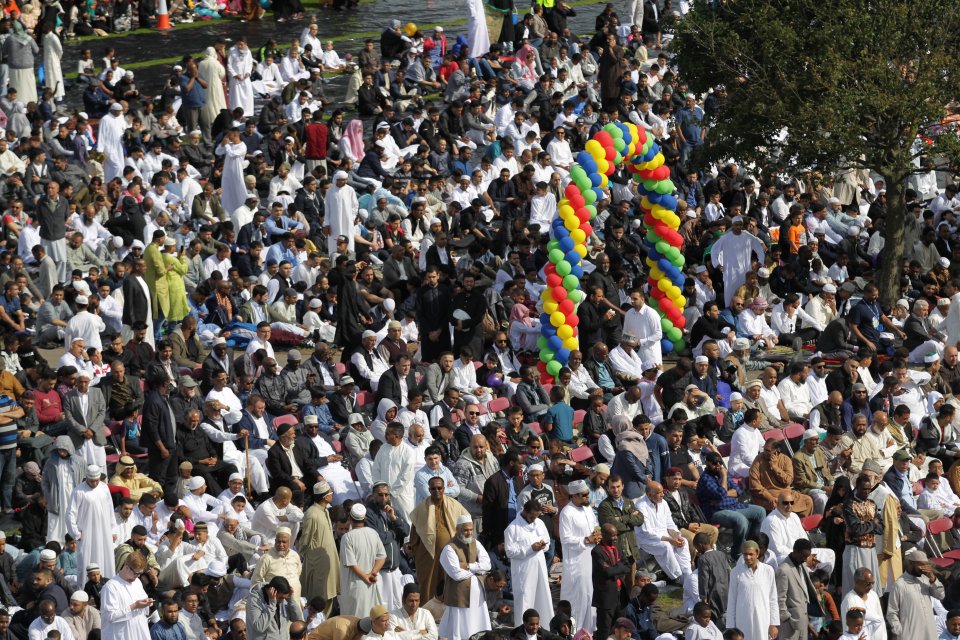  The mass of worshippers all prayed in unison at 9am