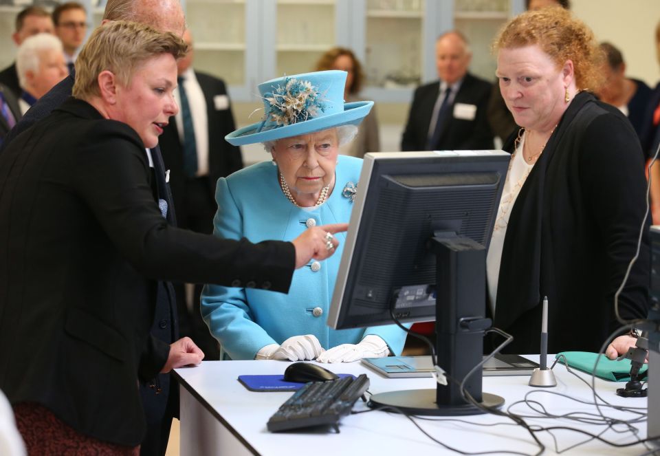  The Queen was shown forensic techniques during her visit