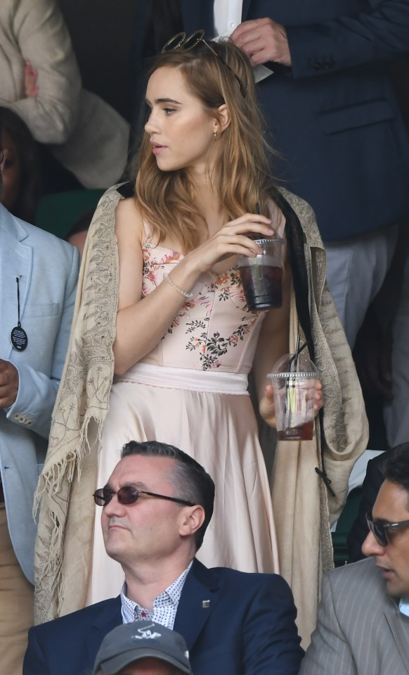  Model Suki Waterhouse managed to keep her cool