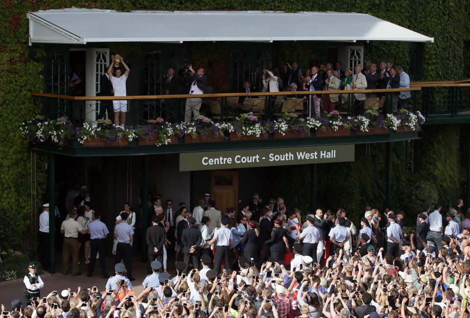  Murray lifts trophy on Centre Court terrace in front of thousands of fans