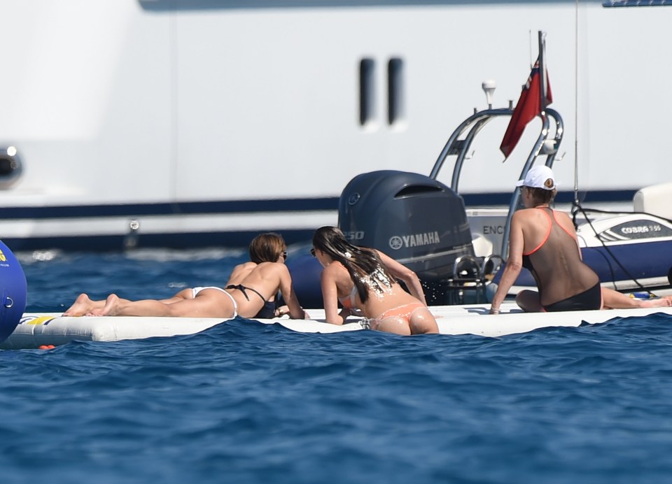  Sylvester Stallone's daughters took the time to sunbathe on lilos