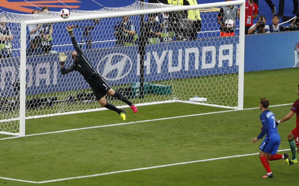 Rui Patricio stretches to turn Antoine Griezmann's header away for a corner