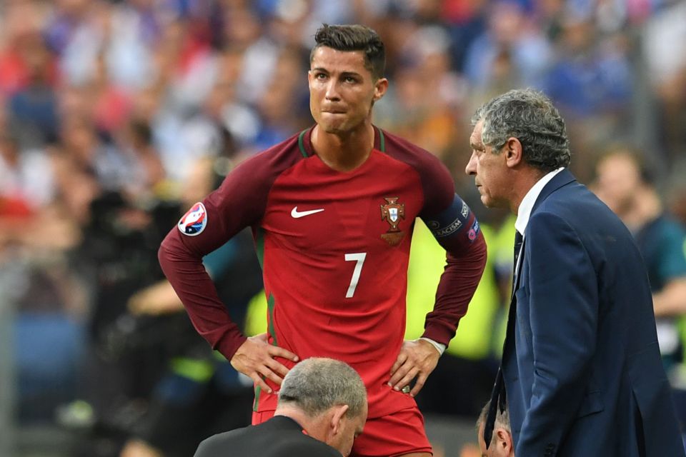  Cristiano Ronaldo was forced off in the first half after picking up knee injury