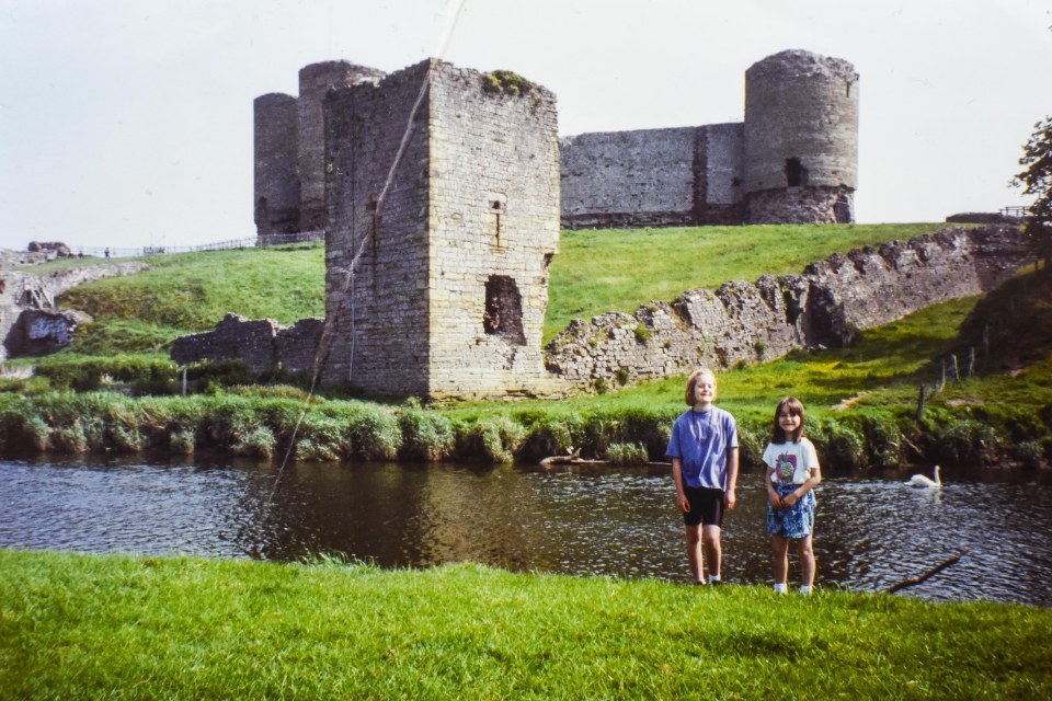  Has a granddad captured an image of a ghostly archer in the background of an old family photo which was taken 26years ago?