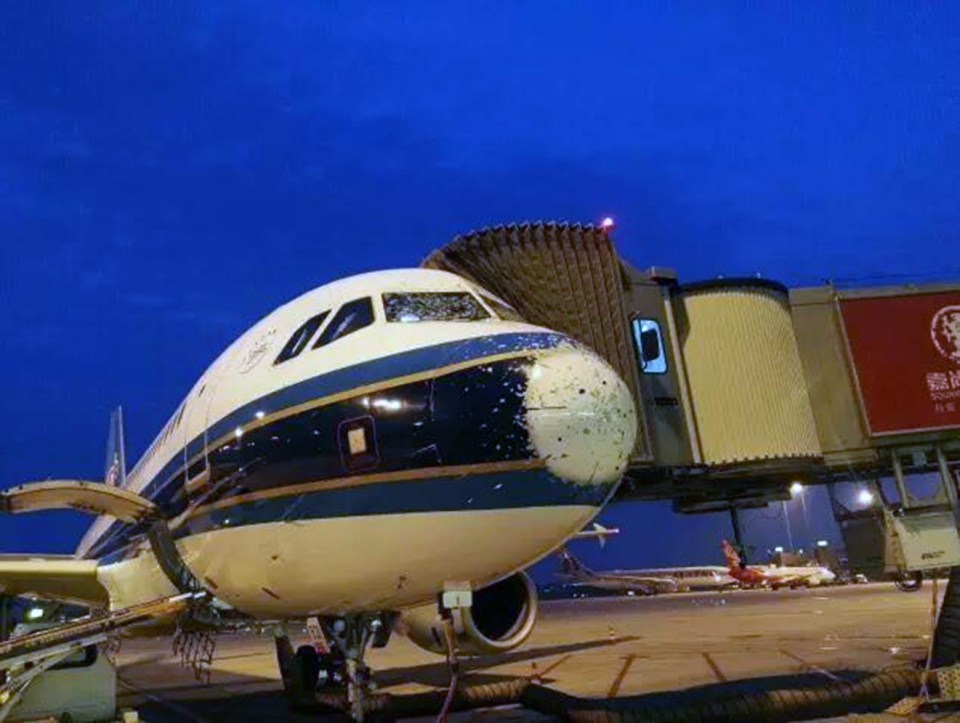  Passengers praised the pilot's actions after he landed the plane despite being unable to see out the windows