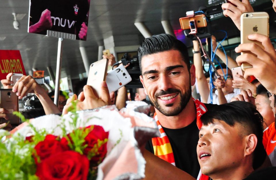  Pelle mobbd by Shandong fans with flowers