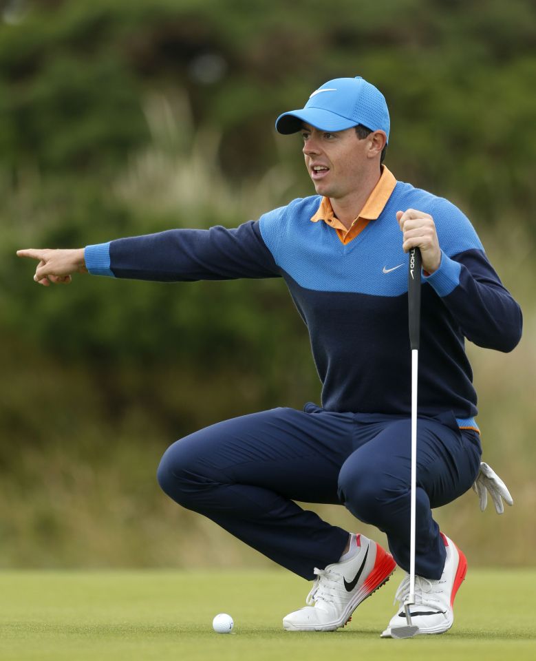  McIlroy lines up a putt on the 12th green at Troon