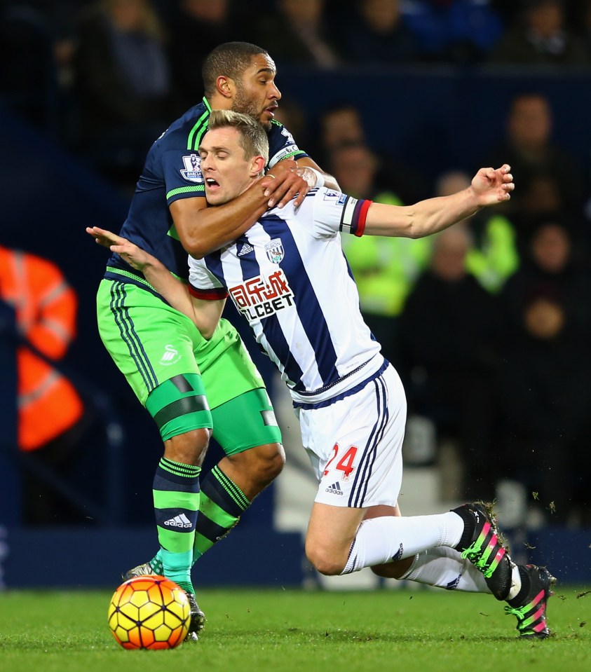 WEST BROMWICH, ENGLAND - FEBRUARY 02: Darren Fletcher of West Bromwich Albion is challenged by Ashley Williams of Swansea City during the Barclays Premier League match between West Bromwich Albion and Swansea City at The Hawthorns on February 2, 2016 in West Bromwich, England. (Photo by Richard Heathcote/Getty Images)