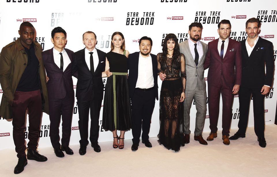  The entire cast stopped to pose together before revealing the film to the eager attendants