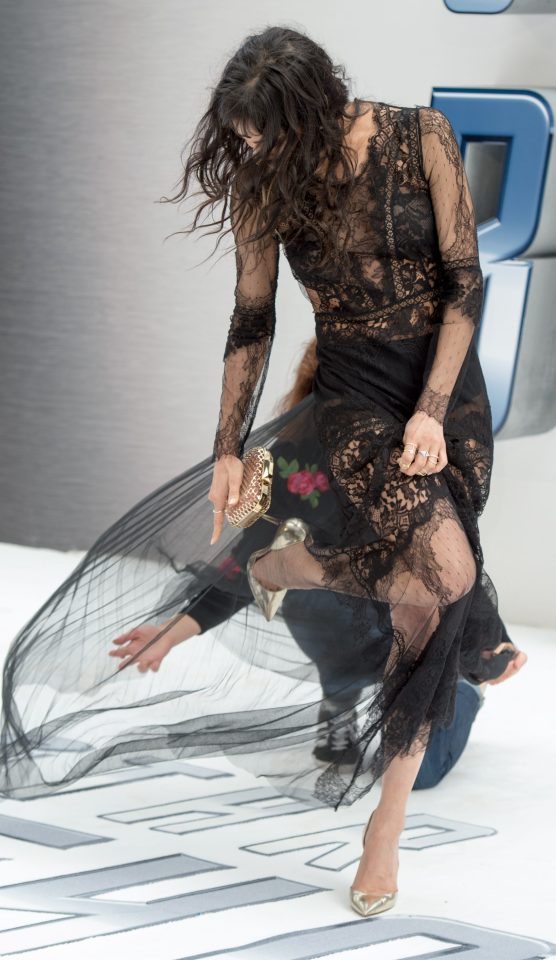  Sofia Boutella gets her heel caught in her lace gown