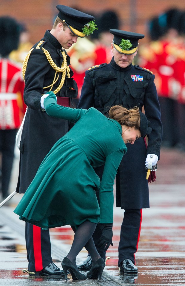  Kate leans on Wills while trying to free her shoe