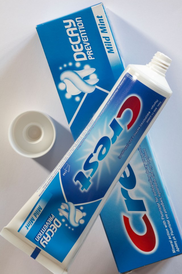  Does this blue mark tell us anything about what's in the toothpaste?