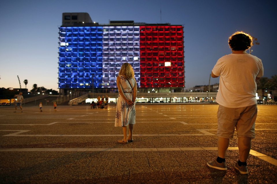 Tel Aviv city hall lets the people of Israel stand shoulder-to-shoulder with the French 